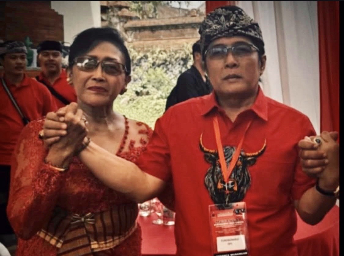 Luh Gede Sri Mediastuti (kiri) yang memantapkan diri bergabung ke PDIP.