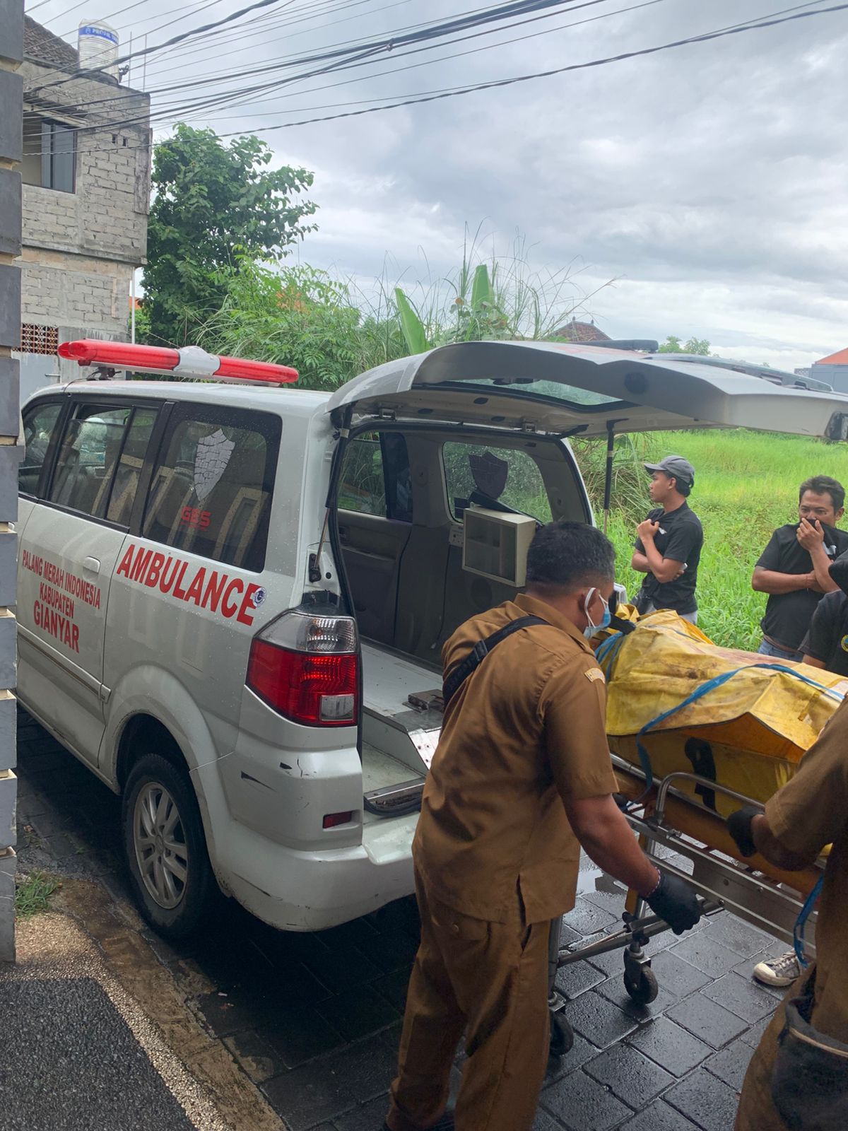 EVAKUASI : Evakuasi jenazah di Gang Pipit Asri, Banjar Tegehe, Desa Batubulan, Kecamatan Sukawati.