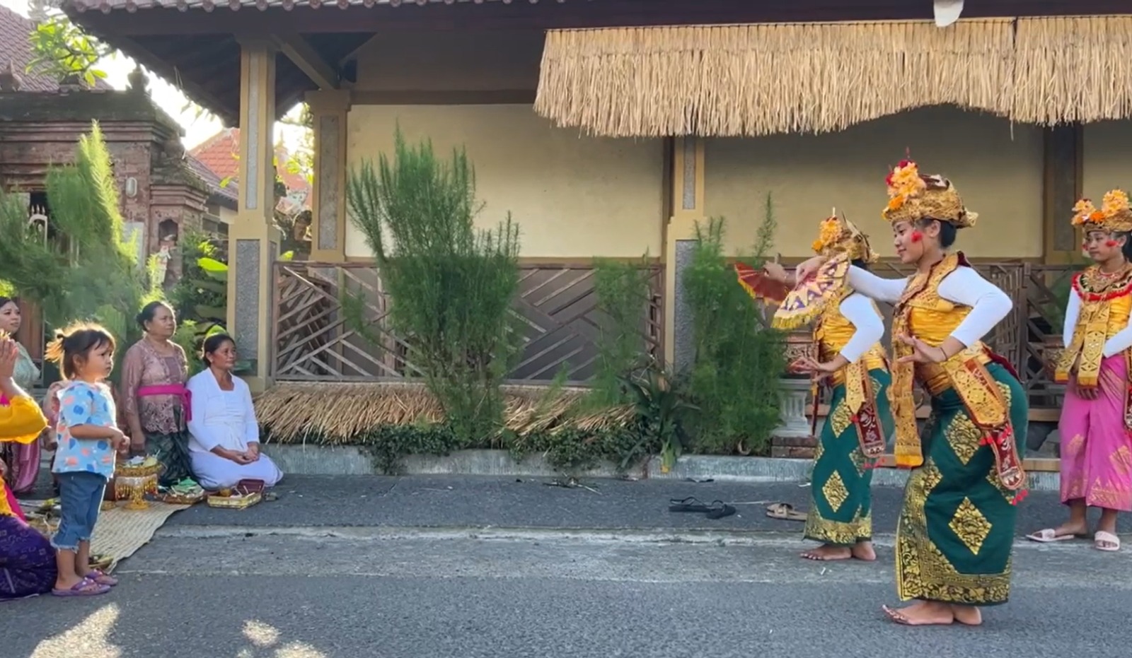 Penari Legong Ngelawang di Desa Apuan, Kabupaten Bangli