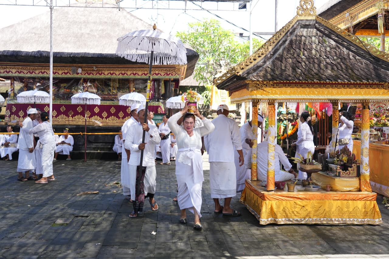 Salah satu prosesi upacara Ngajum Ida Bhatara sebagai rangkaian awal menjelang Pujawali Pura Dhang Kahyangan Petitenget, Kerobokan, Kuta Utara, Selasa (6/1).