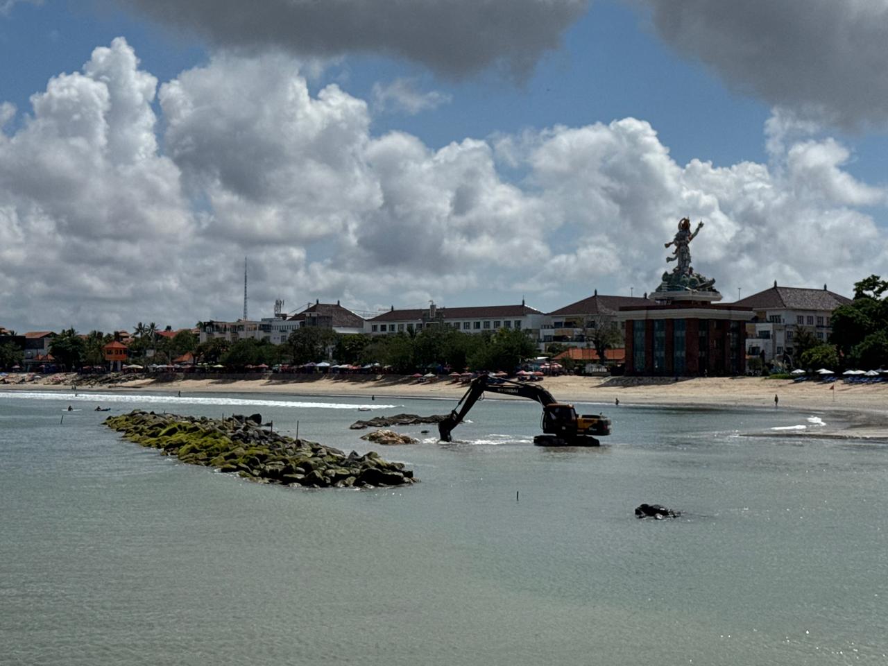 Proses pembangunan breakwater dalam penataan Pantai Kuta.