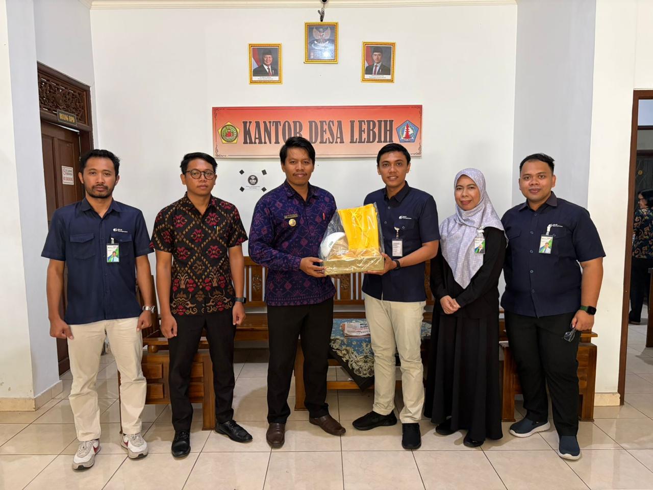 RISIKO: Penyerahan APD tersebut dilakukan secara simbolis di Desa Lebih dan Desa Tegal Tugu, Gianyar
