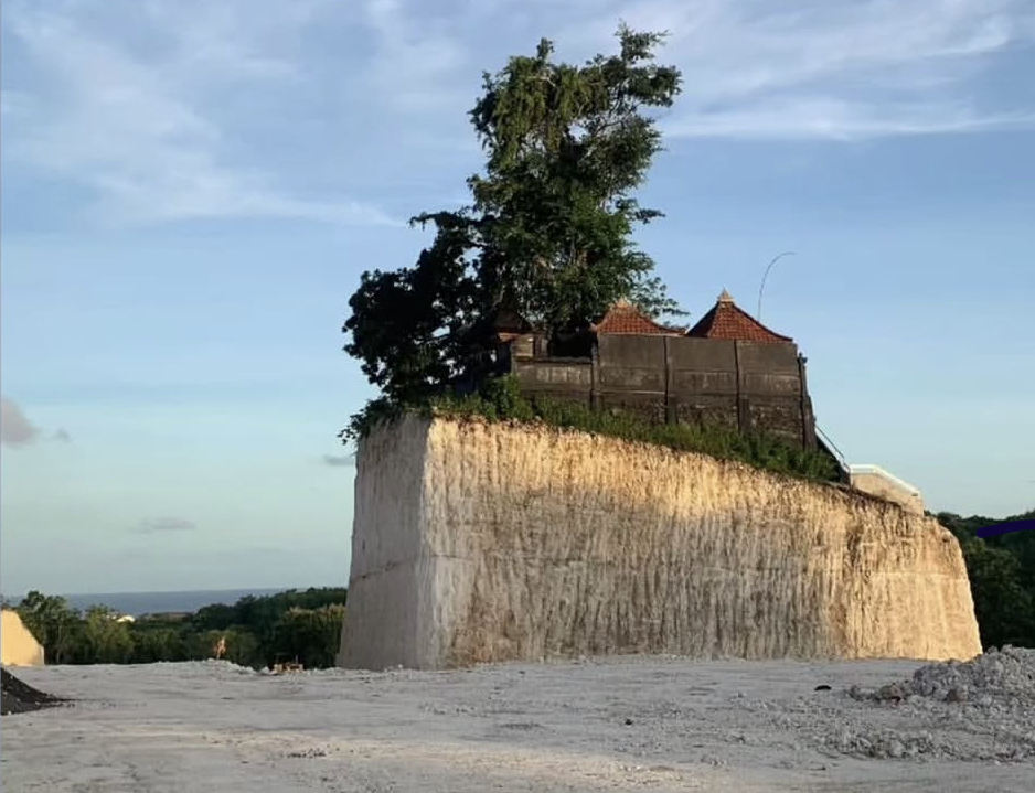 Situasi pengerukan bukit kapur yang menyisakan satu pura di Desa Adat Kampial, Kuta Selatan.