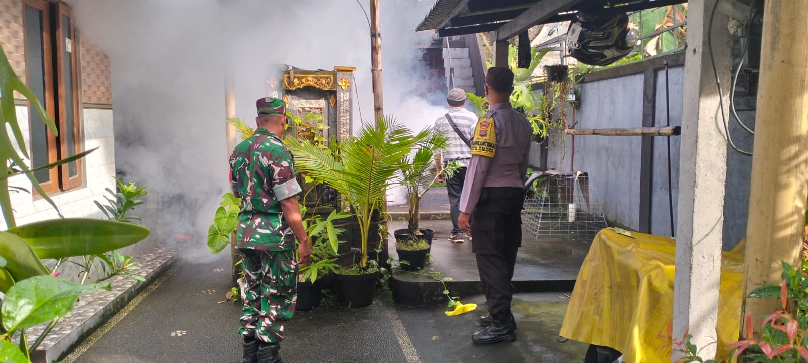 FOGGING : Pelaksanaan fogging di Desa Belega, Kecamatan Blahbatuh.