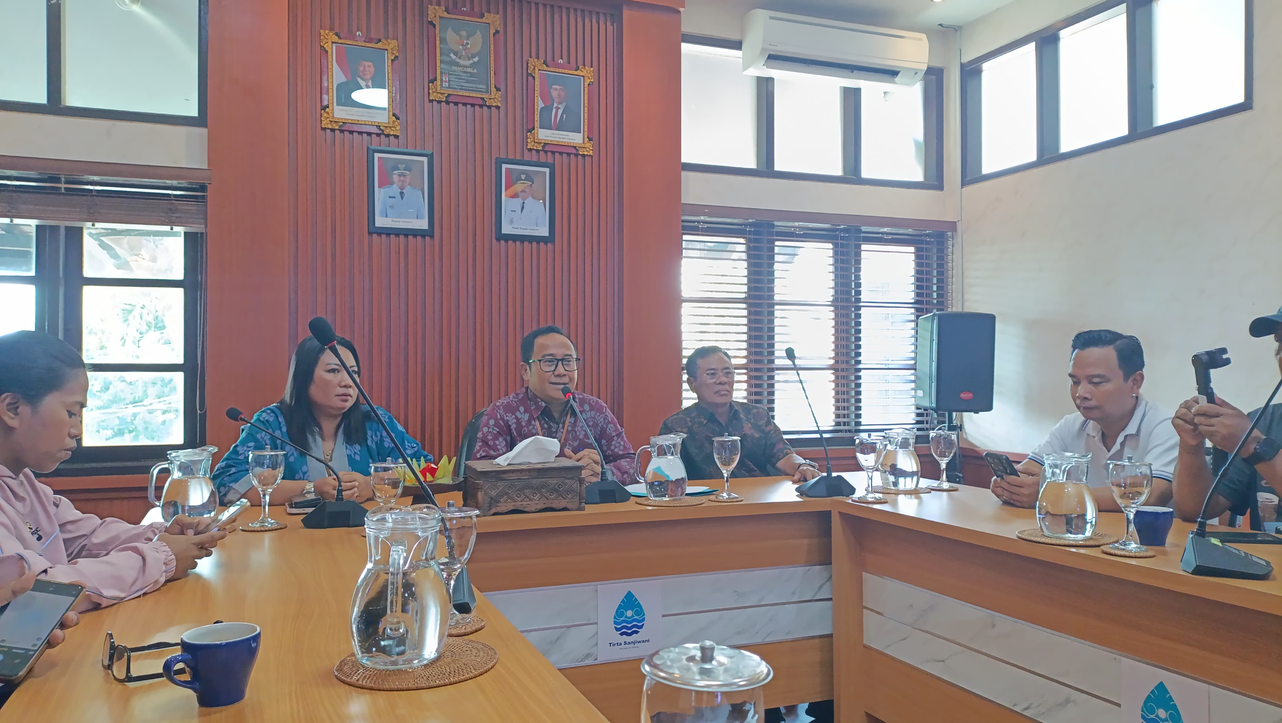 DIRUT : Direktur Utama PAMTS, I Wayan Suastika. (tengah)