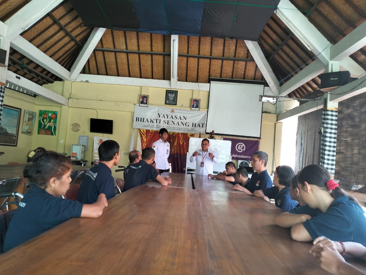 PENYULUH: Kepala Seksi Urusan Agama Hindu Kemenag Gianyar, Ida Bagus Rai Supada monitoring kegiatan penyuluhan di Yayasan Bhakti Senang Hati.
