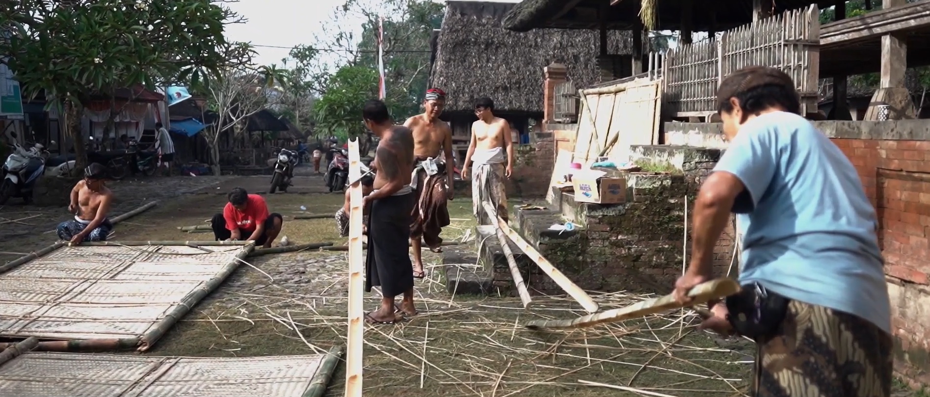 Krama yang juga anggota Ulu Apad Desa Adat Tenganan saat ngayah pada proses Matruna Nyoman