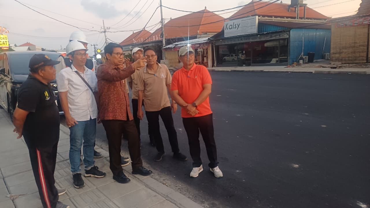 Bupati Adi Arnawa saat meninjau ruas jalan di wilayah Kabupaten Badung, Selasa (6/1).