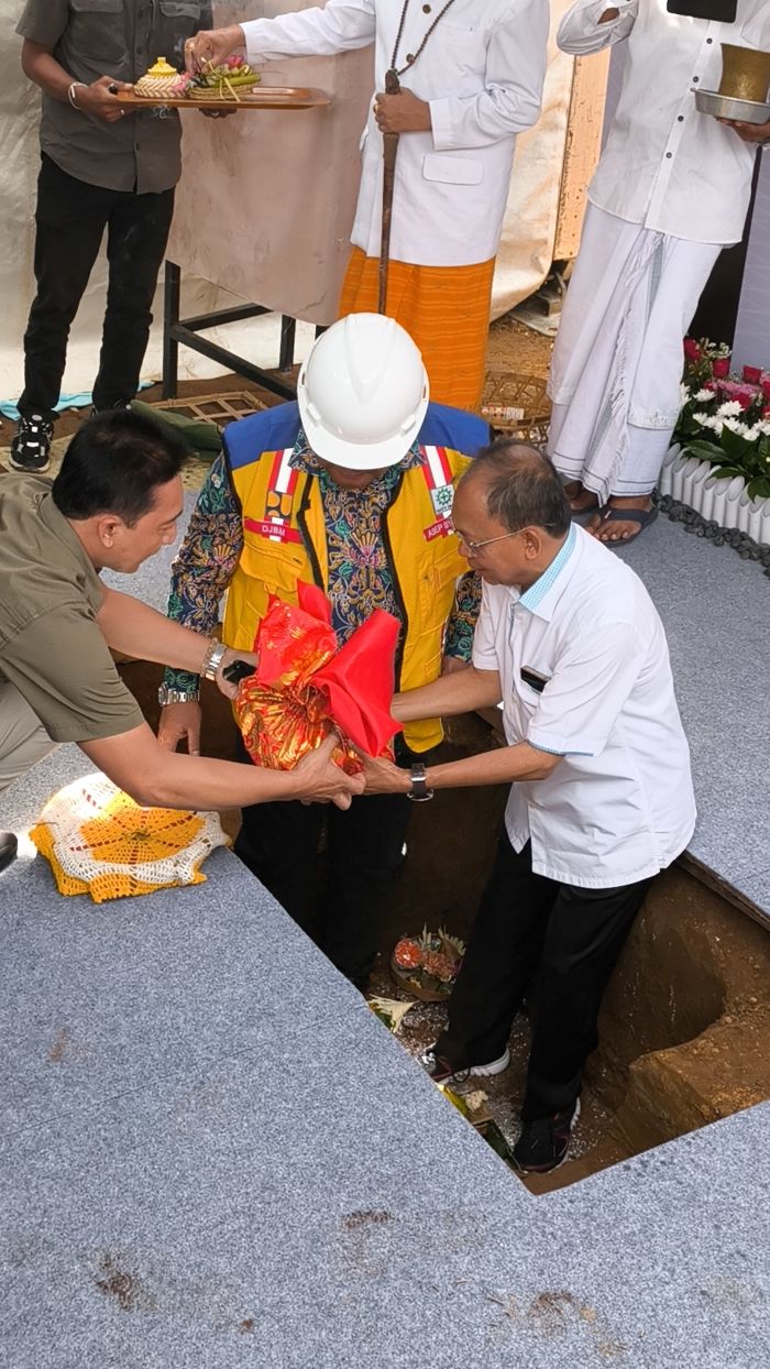 Gubernur Bali Wayan Koster melakukan peletakan batu pertama di area proyek shortcut.