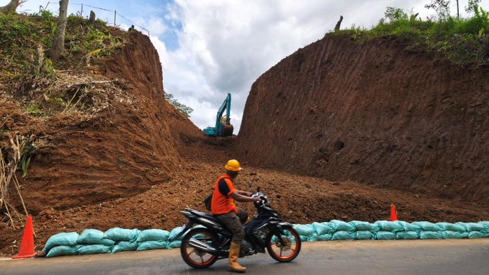 Pengerjaan titik 9-10 proyek jalan Singaraja-Mengwitani di Desa Gitgit, Buleleng.