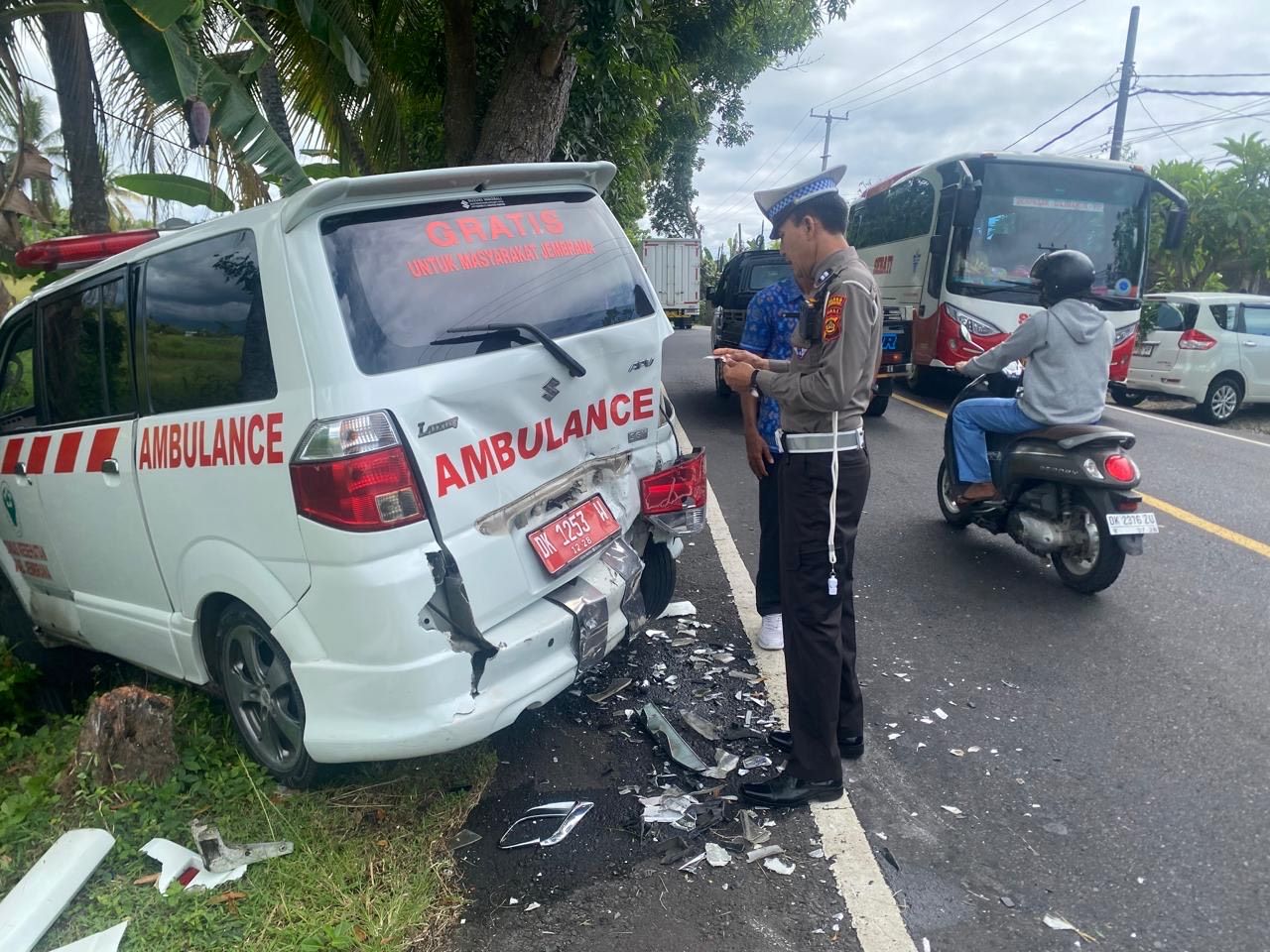 Mobil ambulans DK 1253 W usai terlibat kecelakaan di Jalan Umum Denpasar&ndash;Gilimanuk, Desa Yehembang Kauh, Kecamatan Mendoyo, Kabupaten Jembrana, Selasa (6/1/2026).