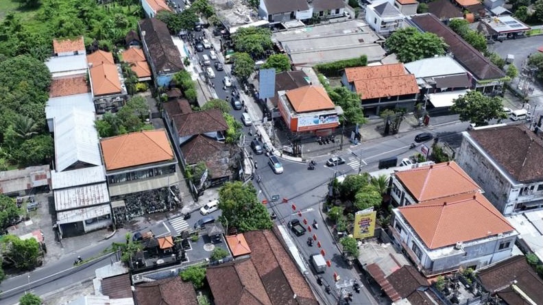 Kondisi salah satu ruas jalan setelah adanya pengalihan Lalin di Kelurahan Kerobokan Kelod, Kuta Utara.