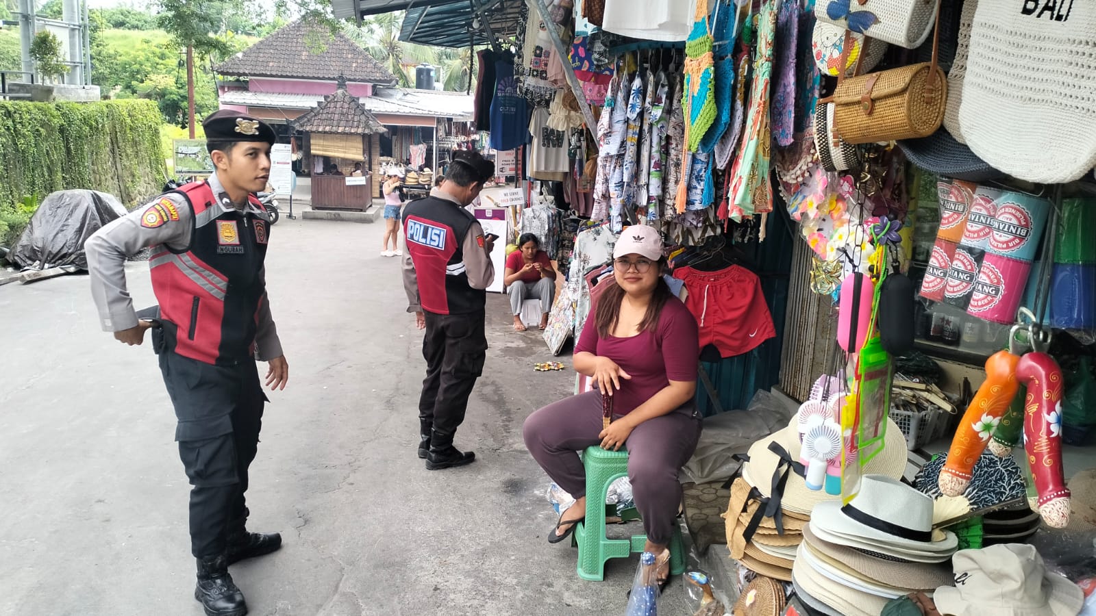 PATROLI : Pelaksanaan patroli oleh personel Polsek Sukawati.