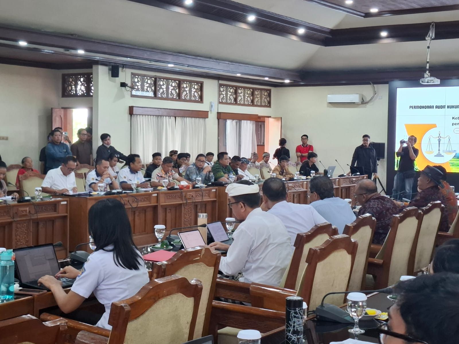 HADIRI UNDANGAN: Rapat dengar pendapat Panitia Khusus TRAP DPRD Provinsi Bali bersama PT Jimbaran Hijau dan pemangku kepentingan terkait membahas polemik perizinan dan tata ruang kawasan Bali Internat