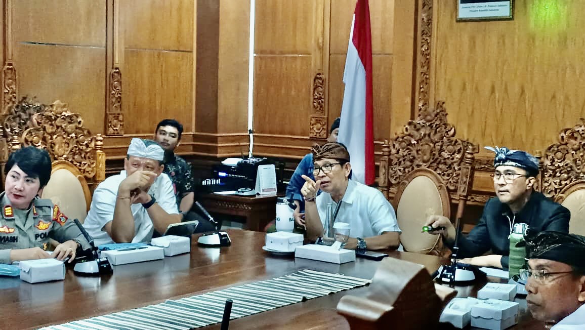 Bupati Adi Arnawa didampingi Sekda Surya Suamba, Kadishub Badung, AA Ngurah Rai Yuda Darma, Kanit Lantas Polres Badung dan Polresta Denpasar saat rapat terkait Rekayasa Lalu Lintas di Kerobokan Kelod.