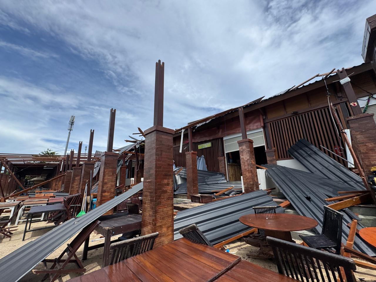 Kondisi salah satu cafe di Pantai Jimbaran yang mengalami kerusakan akibat angin kecang, Kamis (8/1).