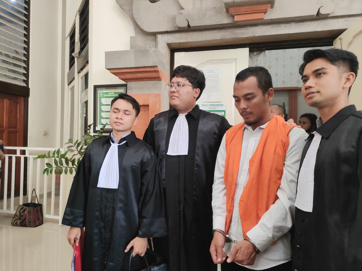 Terdakwa Galuh Widyasmoro didampingi Tim Penasihat Hukum di PN Denpasar. (Bali Express/Dok)