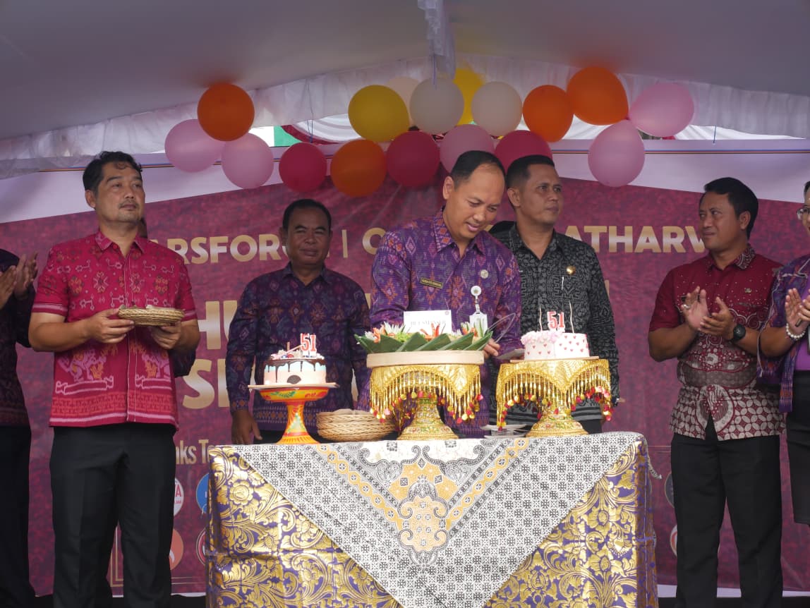 Kepala SMAN 1 Seririt Ngurah Putu Wiswayana, S.Pd., M.Pd saat memotong tumpeng pada puncak Acara HUT ke-51 pada Selasa (6/1) pagi