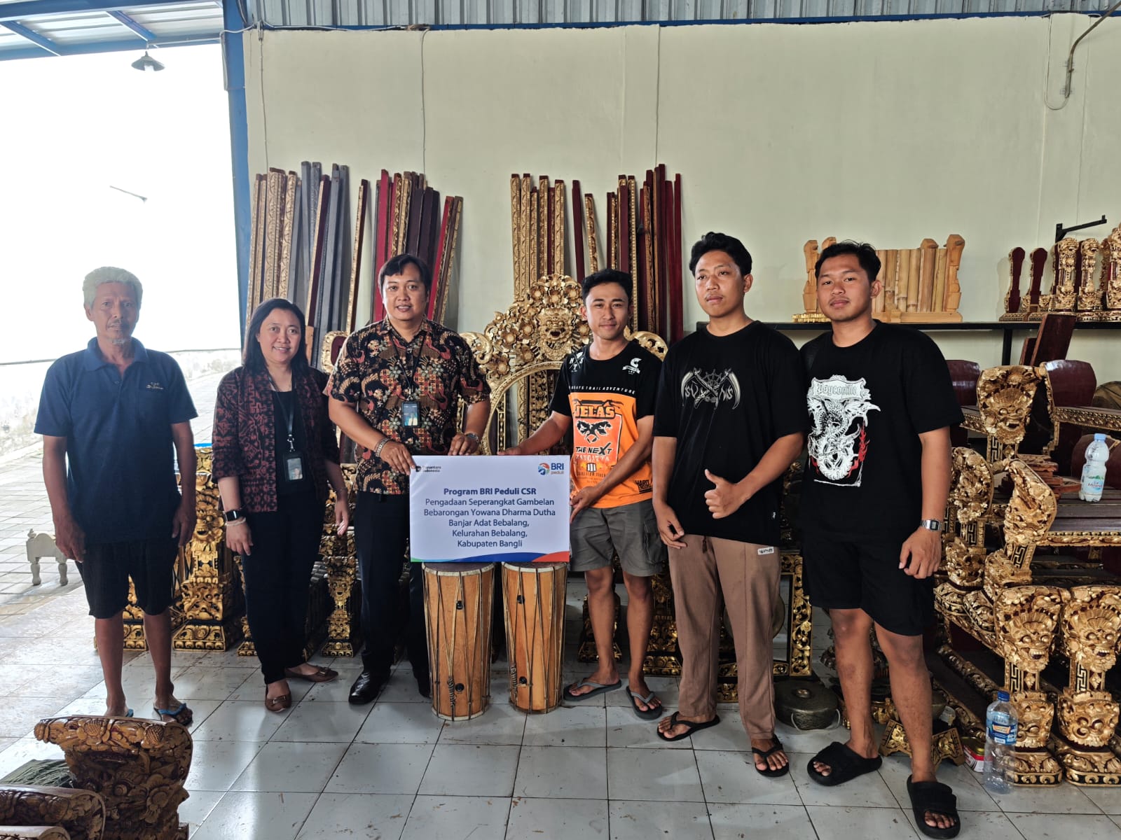 BRI menyalurkan bantuan seperangkat gamelan bebarongan kepada Yowana Dharma Dutha, Banjar Adat Bebalang, Kabupaten Bangli.
