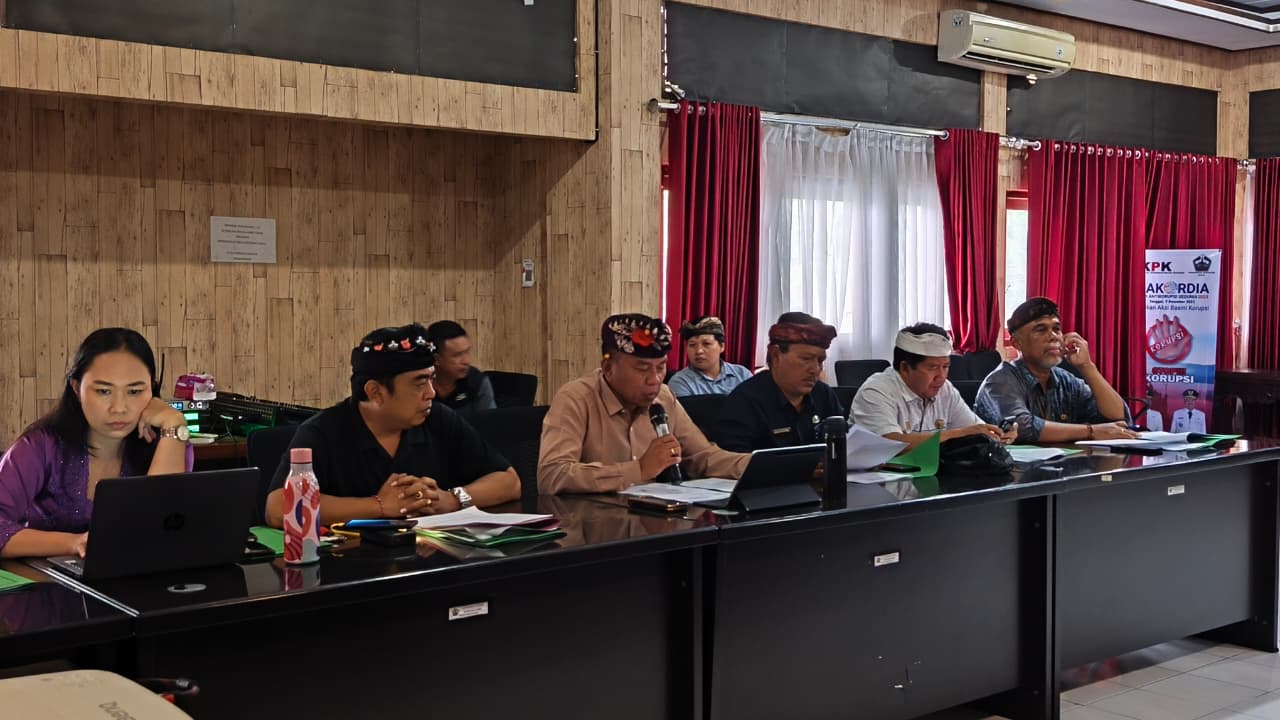 Sekda Bangli Dewa Bagus Riana Putra (pegang mik) memimpin sidang dua ASN, Kamis (8/1/2026).