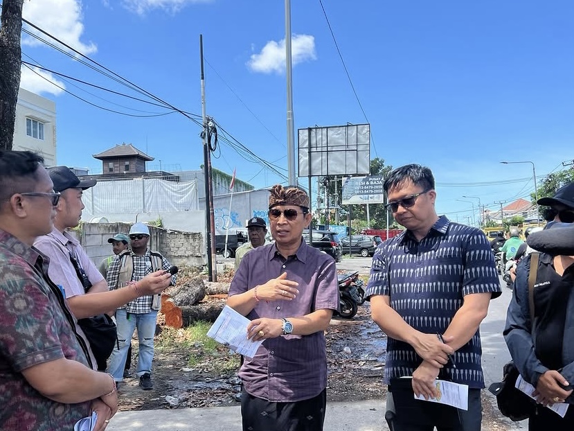 Bupati Adi Arnawa saat meninjau ruas jalan di wilayah Kabupaten Badung.