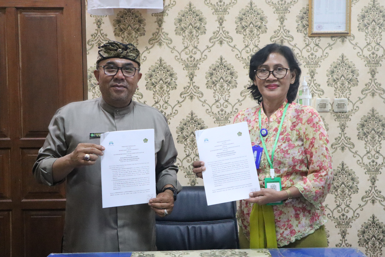 KERJASAMA : Penandatanganan Perjanjian Kerja Sama (PKS) Kemenag Gianyar dengan Rumah Sakit Umum (RSU) Warmadewa Gianyar.