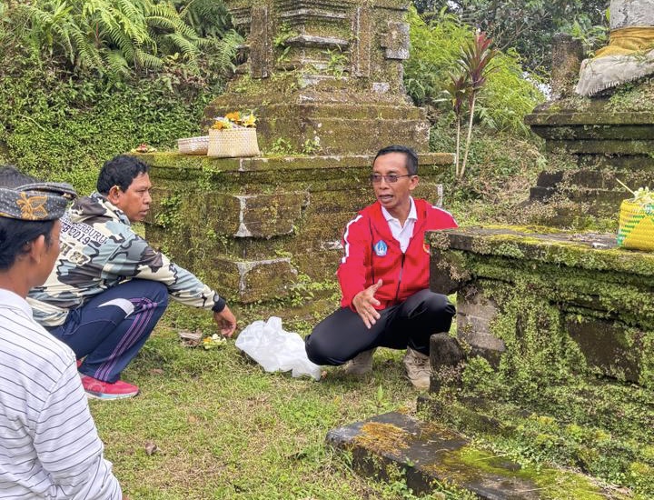 Kepala Dinas Kebudayaan Badung, I Gde Eka Sudarwitha saat meninjau Pura Puncak Bon Luhur sebelum revitalisasi.