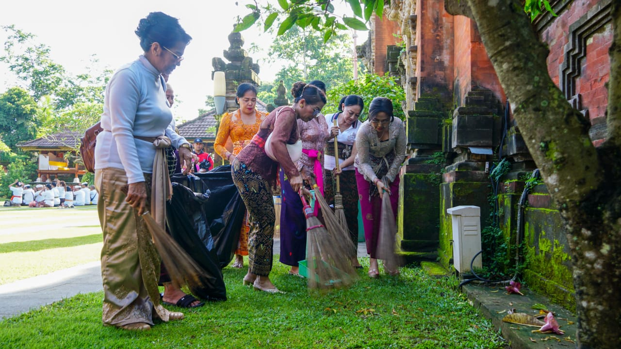 Ketua TP. PKK Badung Nyonya Rasniathi Adi Arnawa bersama Forum PUSPA Kabupaten Badung melaksanakan kegiatan mereresik dan sembahyang bersama di Pura Lingga Bhuana, Puspem Badung, Jumat (9/1).