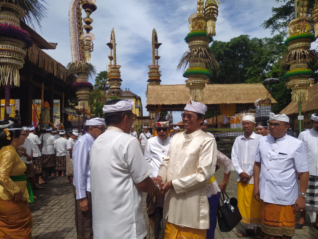 KANWIL : Kepala Kantor Wilayah Kementerian Agama Provinsi Bali, Dr. I Gusti Made Sunartha tengah bersama tokoh puri di Ubud.