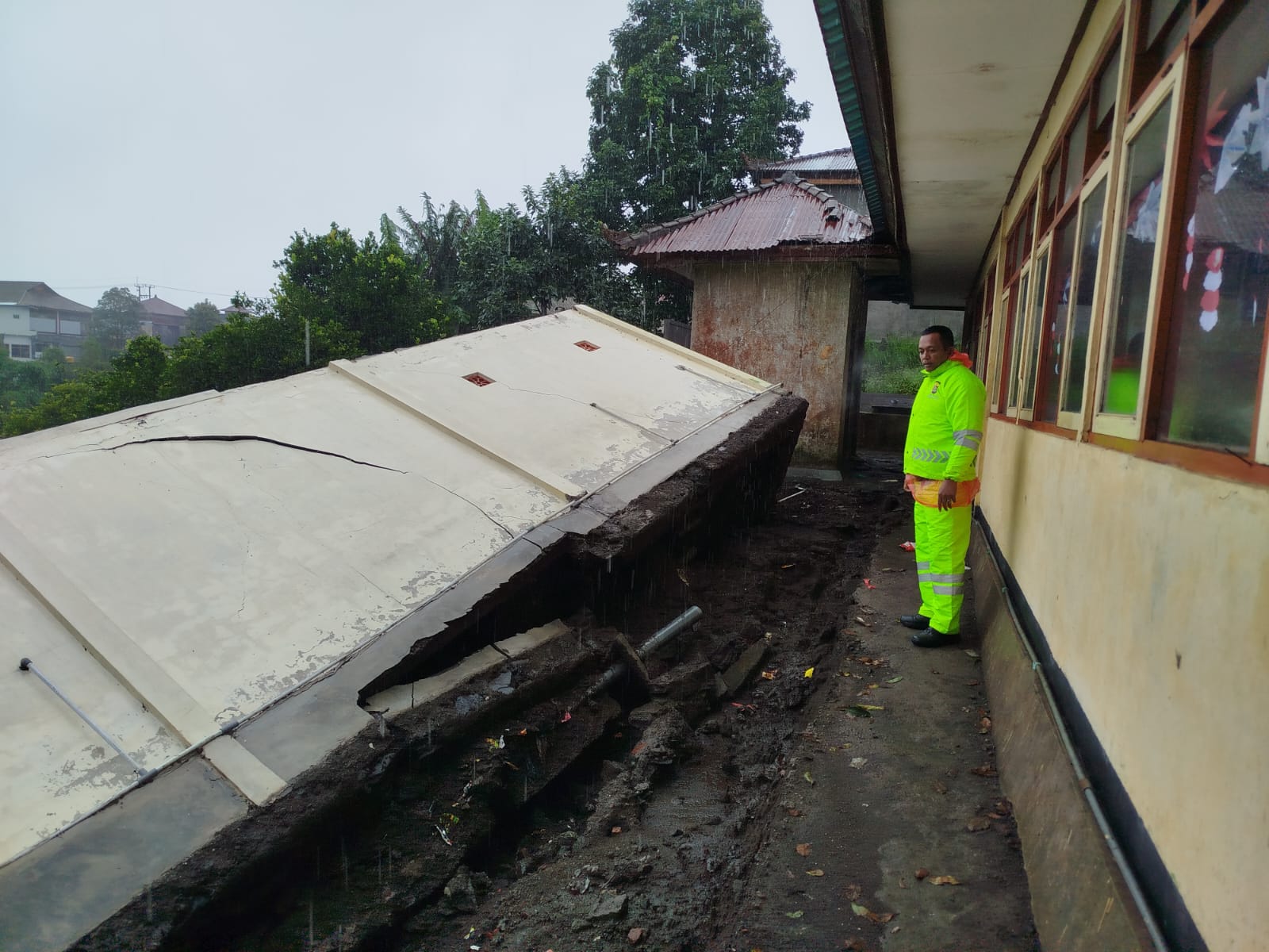 Bangunan toilet SDN 2 Batur tergerus ke lahan warga, Jumat (9/1/2026).
