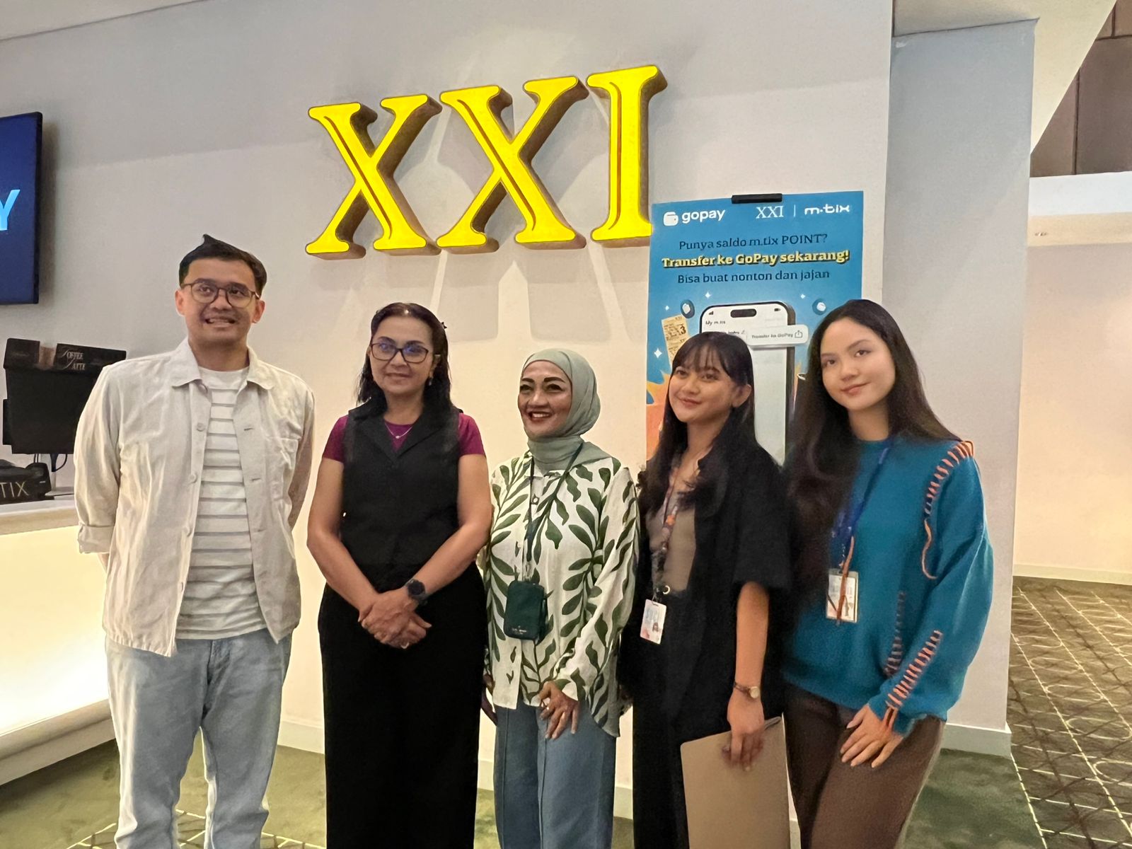 Ny. Putu Rasniathi Adi Arnawa, istri Bupati Badung I Wayan Adi Arnawa, saat berpose bersama tim Beachwalk