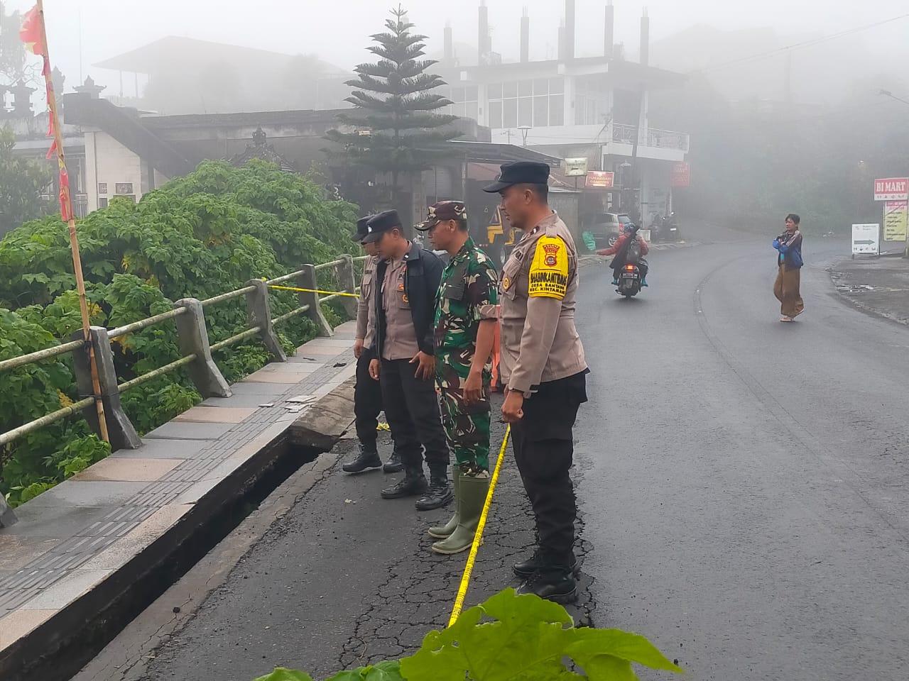 Polisi memasang garis polisi di lokasi jaan jebol, Jalan Raya Penelokan, Kintamani, Kabupaten Bangli, Jumat (9/1/2025).