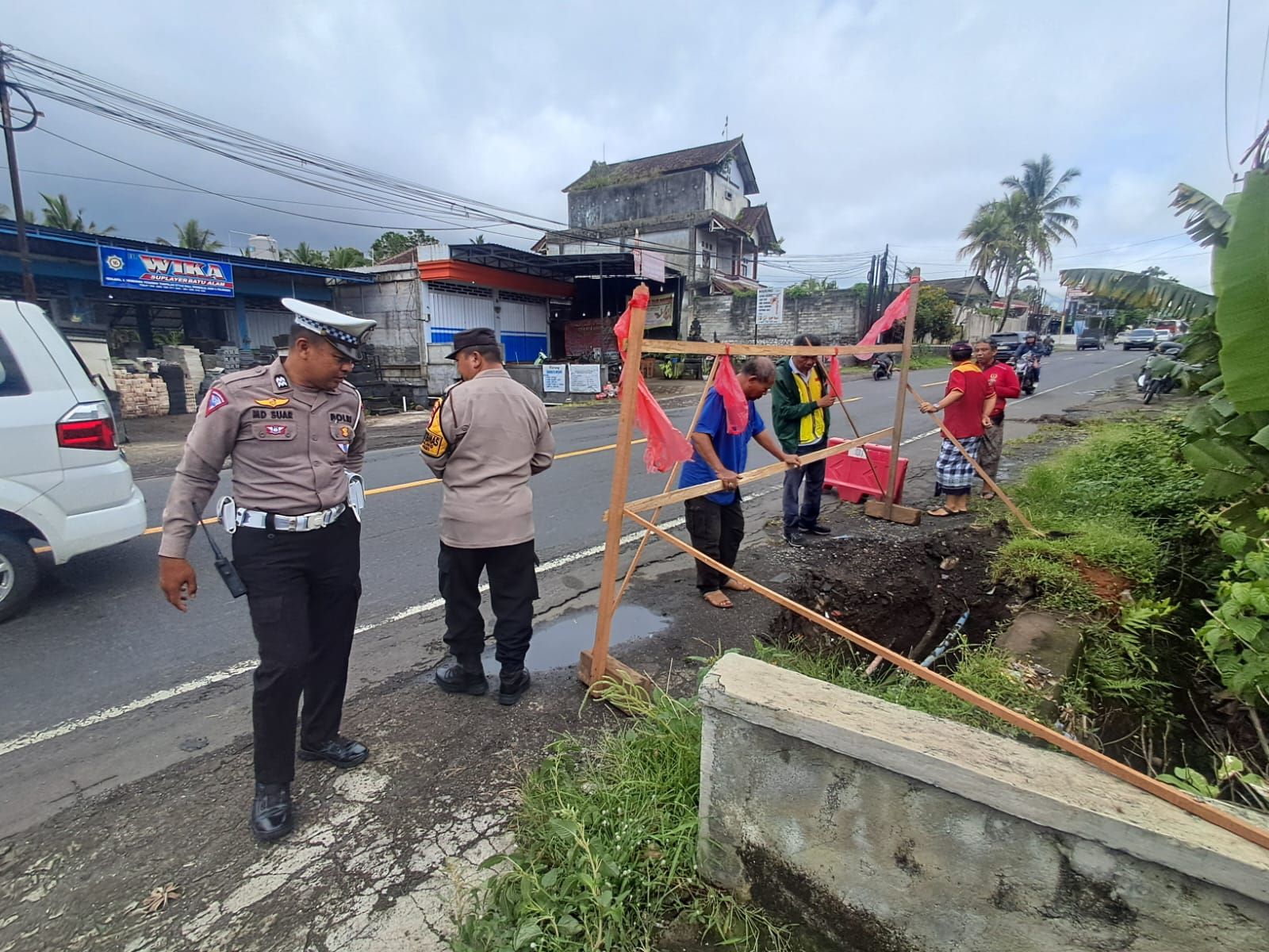 Jalur Nasional Denpasar- Gilimanuk di Meliling Amblas meninggalkan lubang ukuran sekitar 2 x 1 meter.