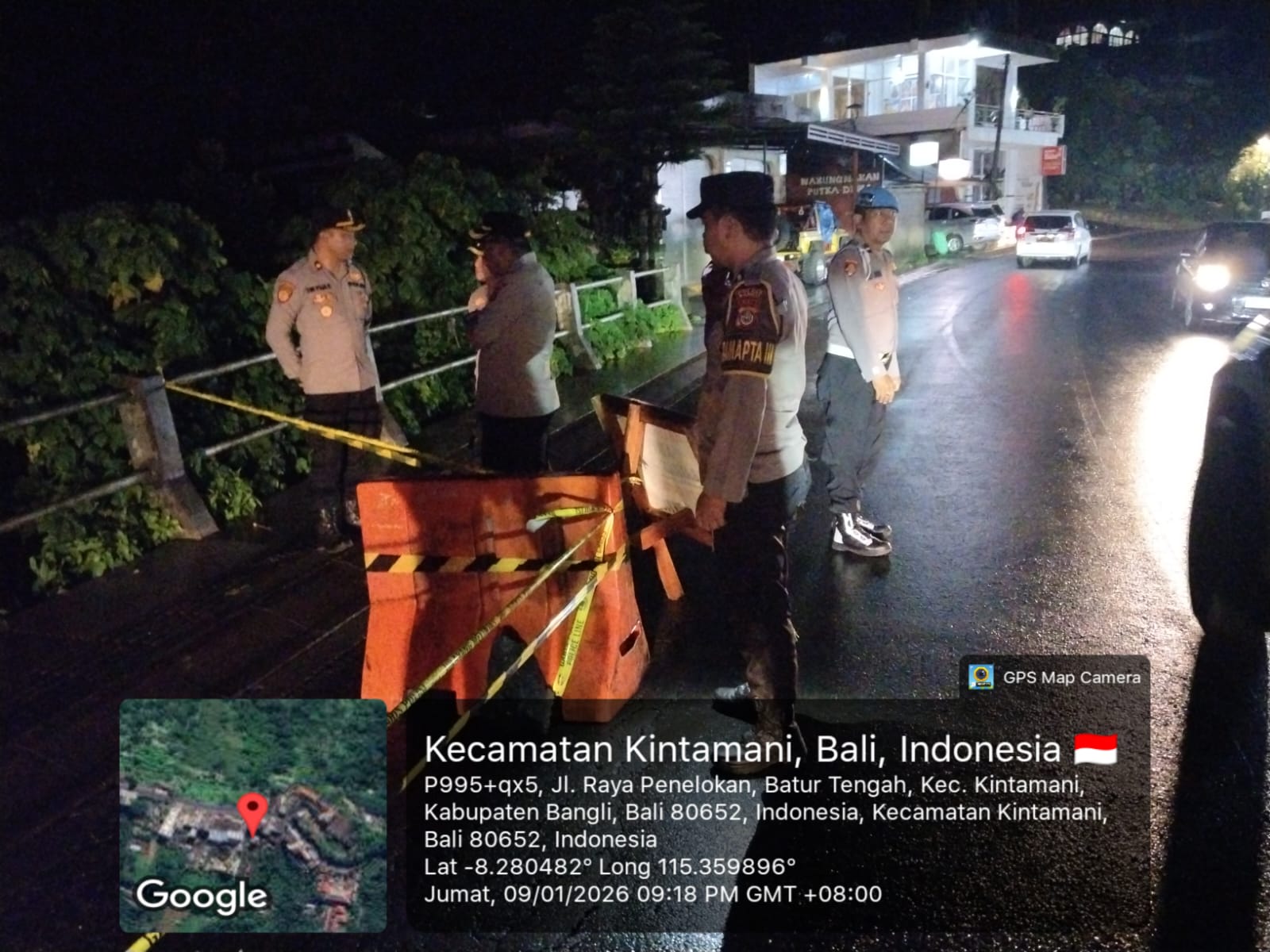 Kapolres Bangli AKBP James I.S. Rajagukguk turun langsung melakukan pengecekan bahu jalan jebol Penelokan, Jumat (9/1/2026).