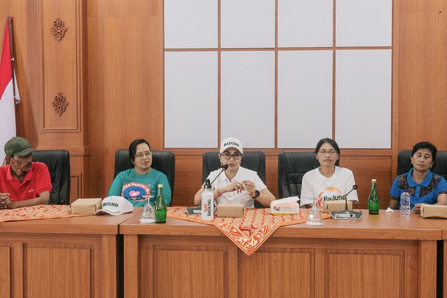 Ketua TP PKK Kabupaten Badung, Nyonya Rasniati Adi Arnawa, melakukan Temu Wirasa dengan PKK dan Kader Posyandu Desa Sibanggede di Ruang Rapat Kantor Desa Sibanggede, Abiansemal, Badung, Minggu (11/1).