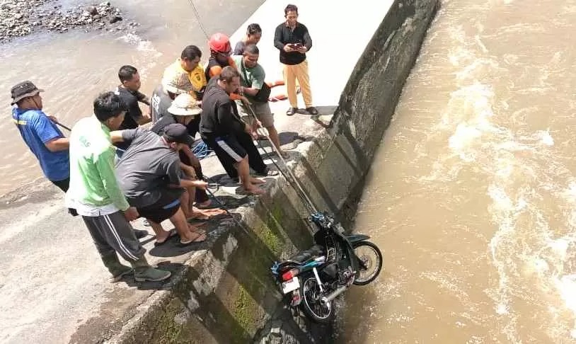 Petugas bersama warga mengambil motor yang tercebur di Tukad Unda, Klungkung. (Foto: Polsek Klungkung)