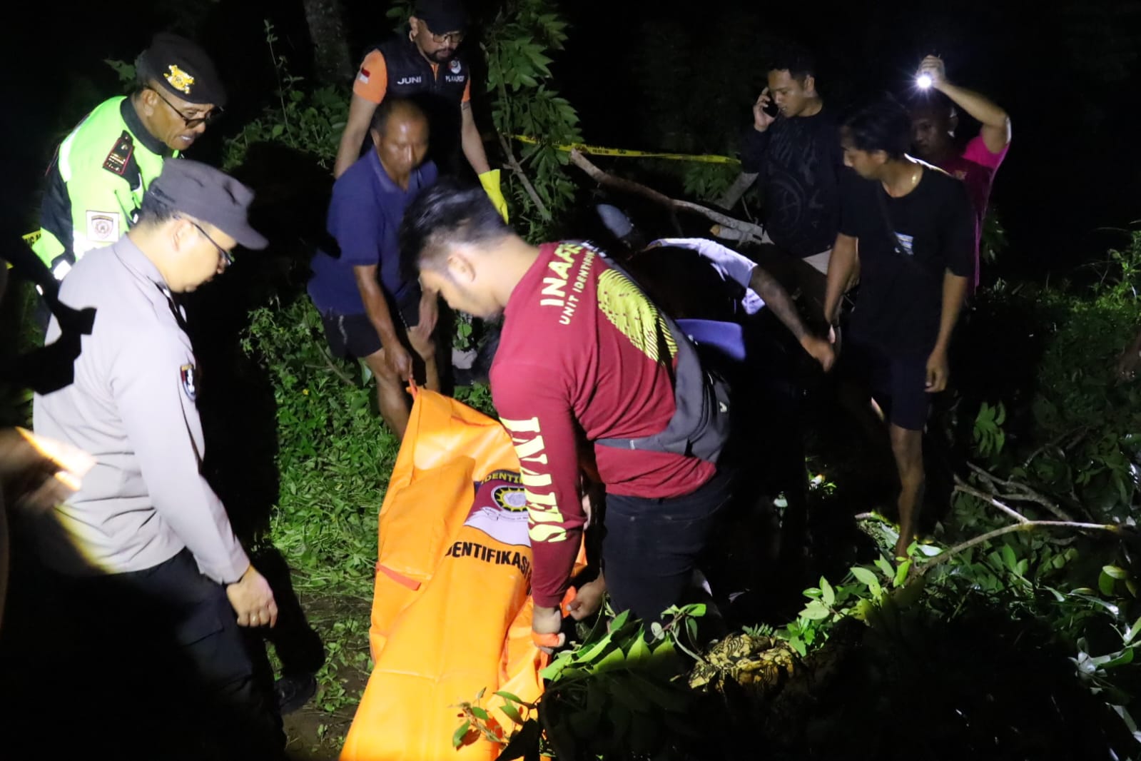 Polisi melakukan evakuasi korban tertimpa batang kayu, Sabtu (10/1/2026).