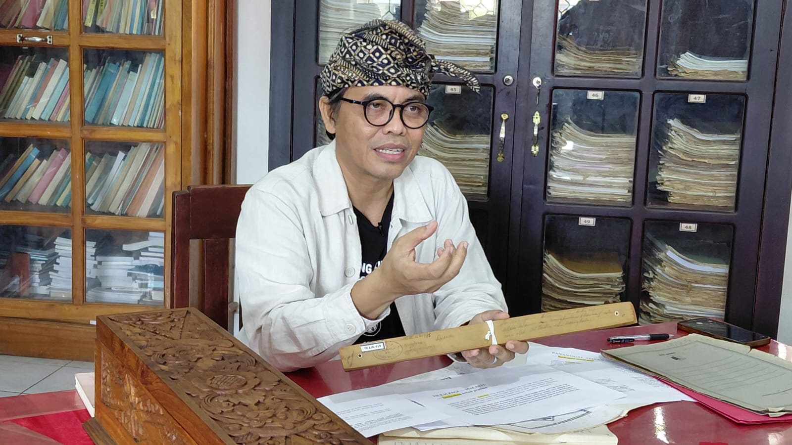 Filolog Bali dan Jawa Kuno, Sugi Lanus saat membuka Lontar Sundarigama di Gedong Kirtya, Sabtu (10/1)