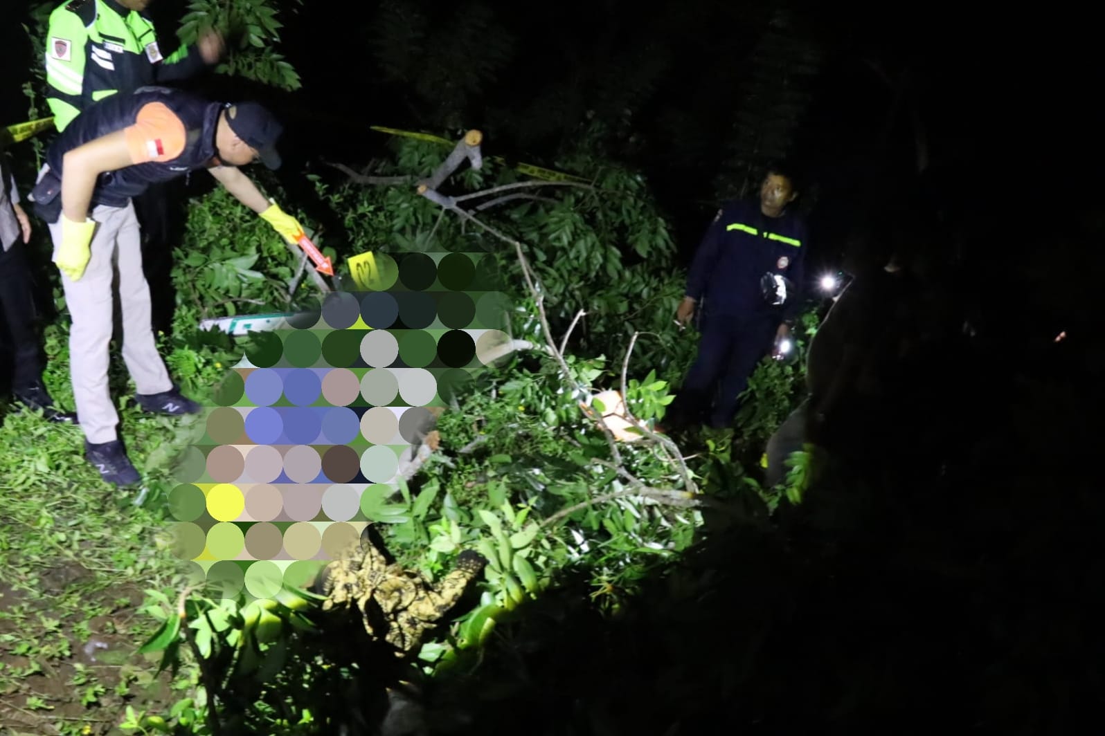Tim Inafis Polres Bangli melakukan olah TKP korban meninggal diduga tertimpa kayu.