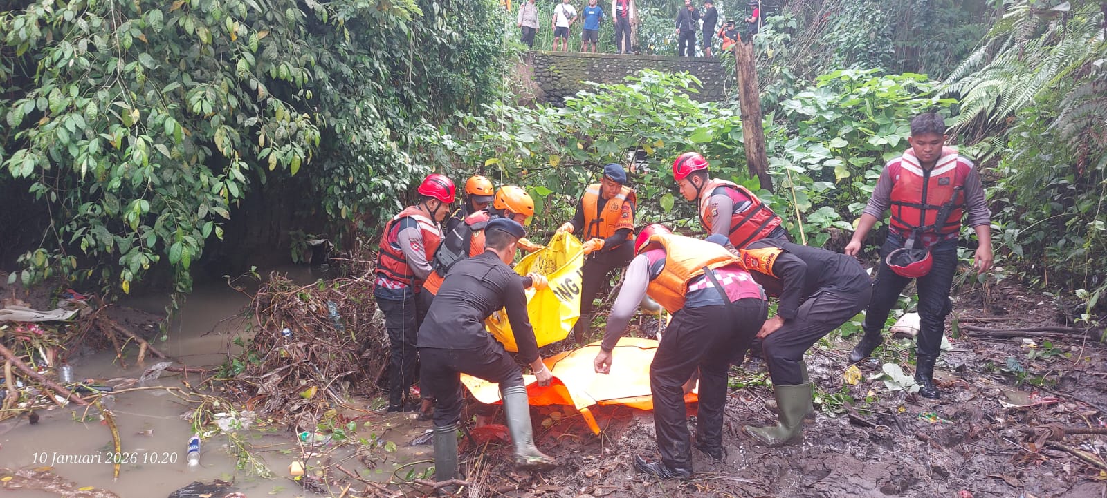 Tim SAR melakukan evakuasi jazad Menuh yang ditemukan di aliran sungai, Sabtu (10/1/2026).