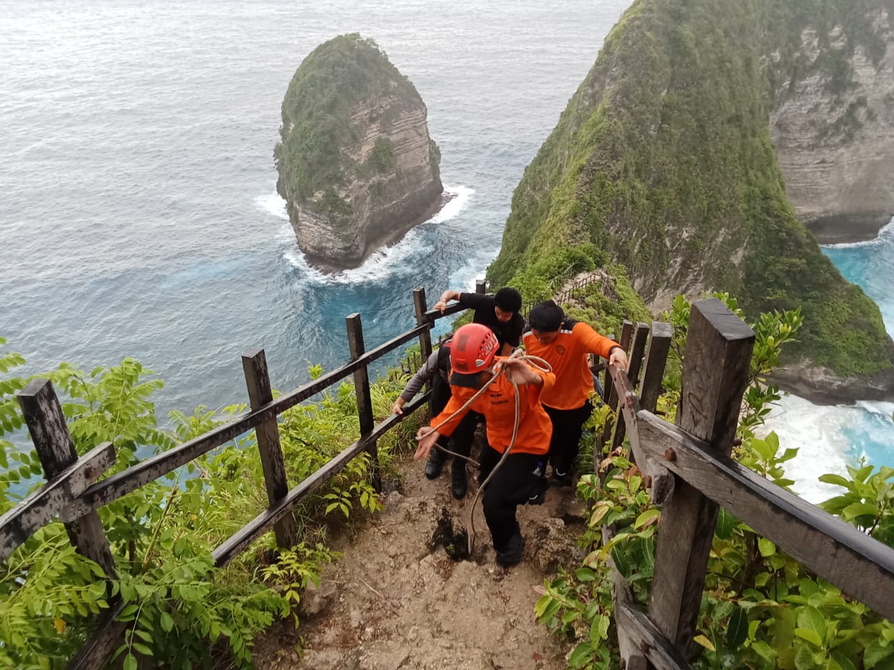 Proses evakuasi turis Ceko di Pantai Kelingking, Kecamatan Nusa Penida, Klungkung, Jumat (9/1/2026).