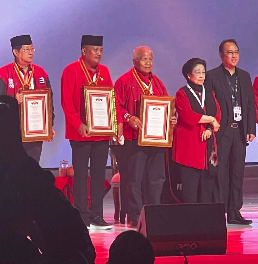 PENGHARGAAN: Ketua DPC PDIP Gianyar raih Leit Star sebagai kader pelopor terbaik se-Indonesia di sela-sela HUT PDIP ke-53.