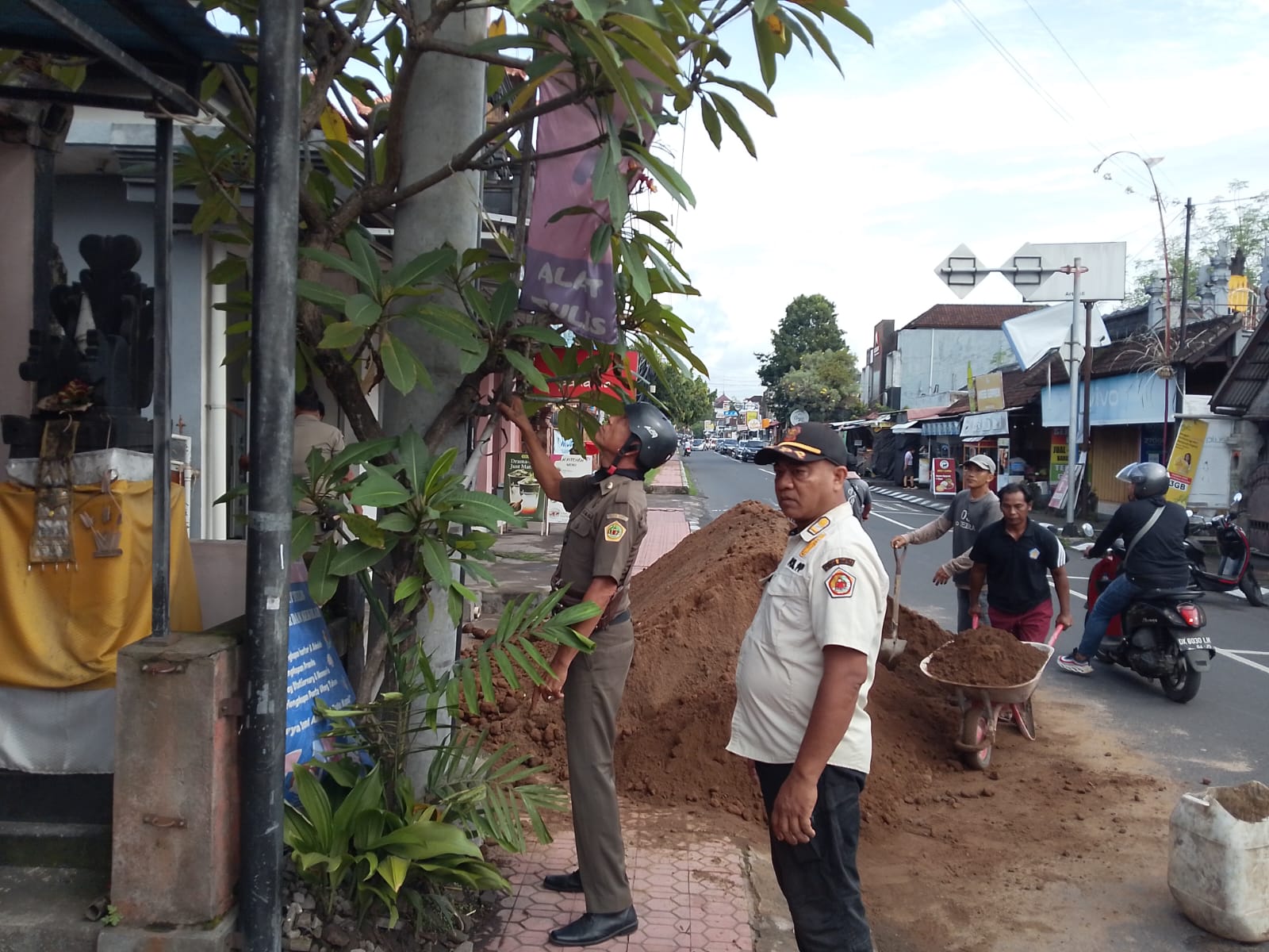 PENERTIBAN : Penertiban wilayah oleh petugas Satpol PP Kabupaten Gianyar.