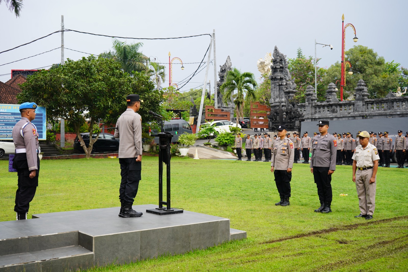 KAPOLRES : Kapolres Gianyar AKBP Chandra C. Kesuma, S.I.K., M.H. memimpin langsung Apel Pagi Personel Polres Gianyar.