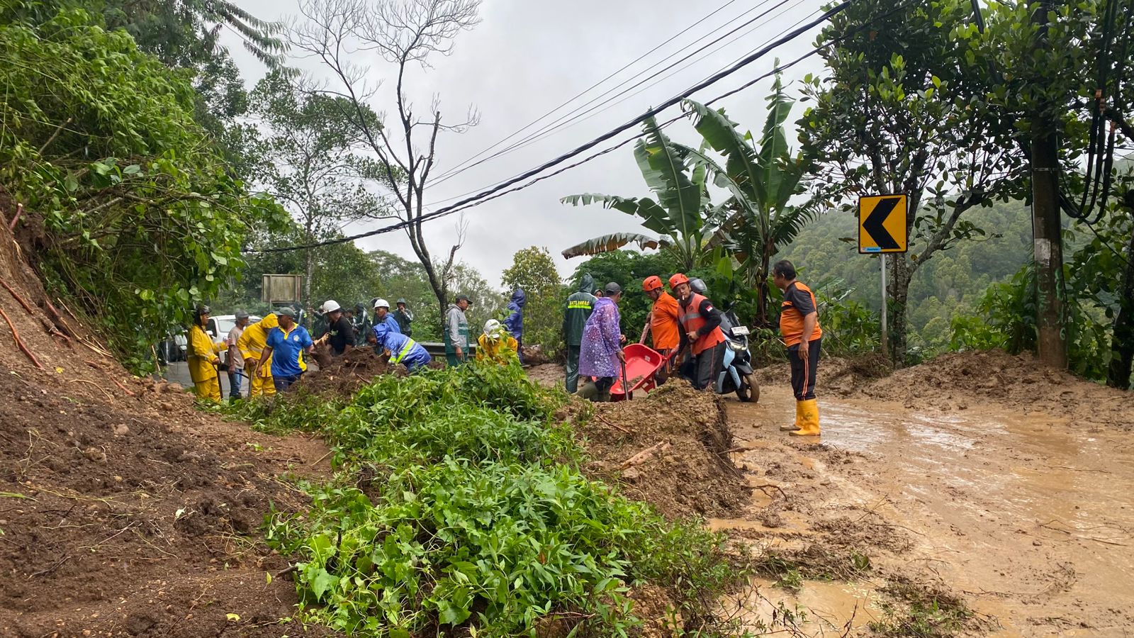 Pembersihan material longsor yang terjadi di Banjar Dinas Tabang, Desa Bebetin, Kecamatan Sawan, Buleleng.