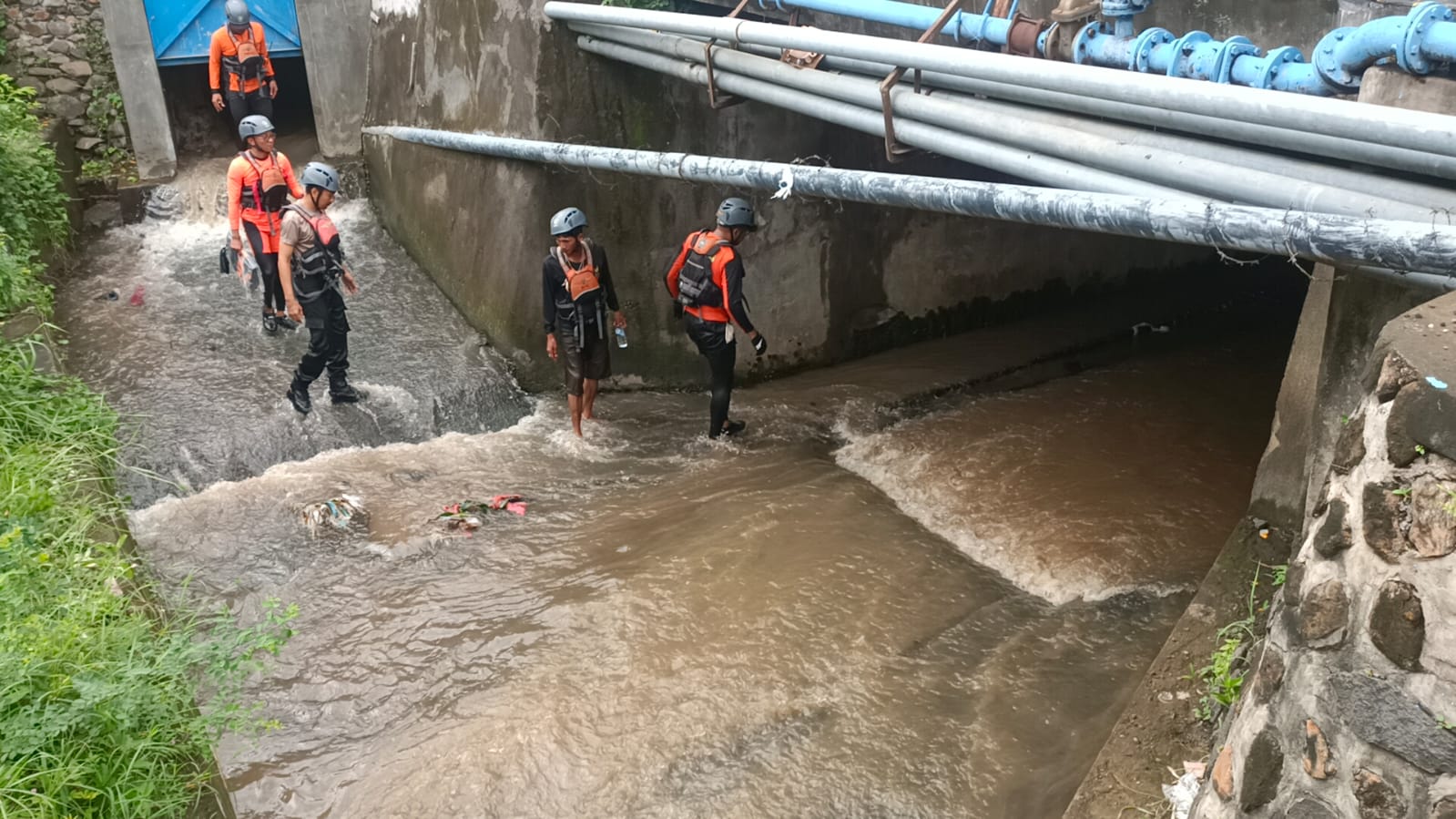 Basarnas Buleleng melakukan pencarian warga yang masuk ke gorong-gorong dan terseret arus akibat terlibat laka lantas.