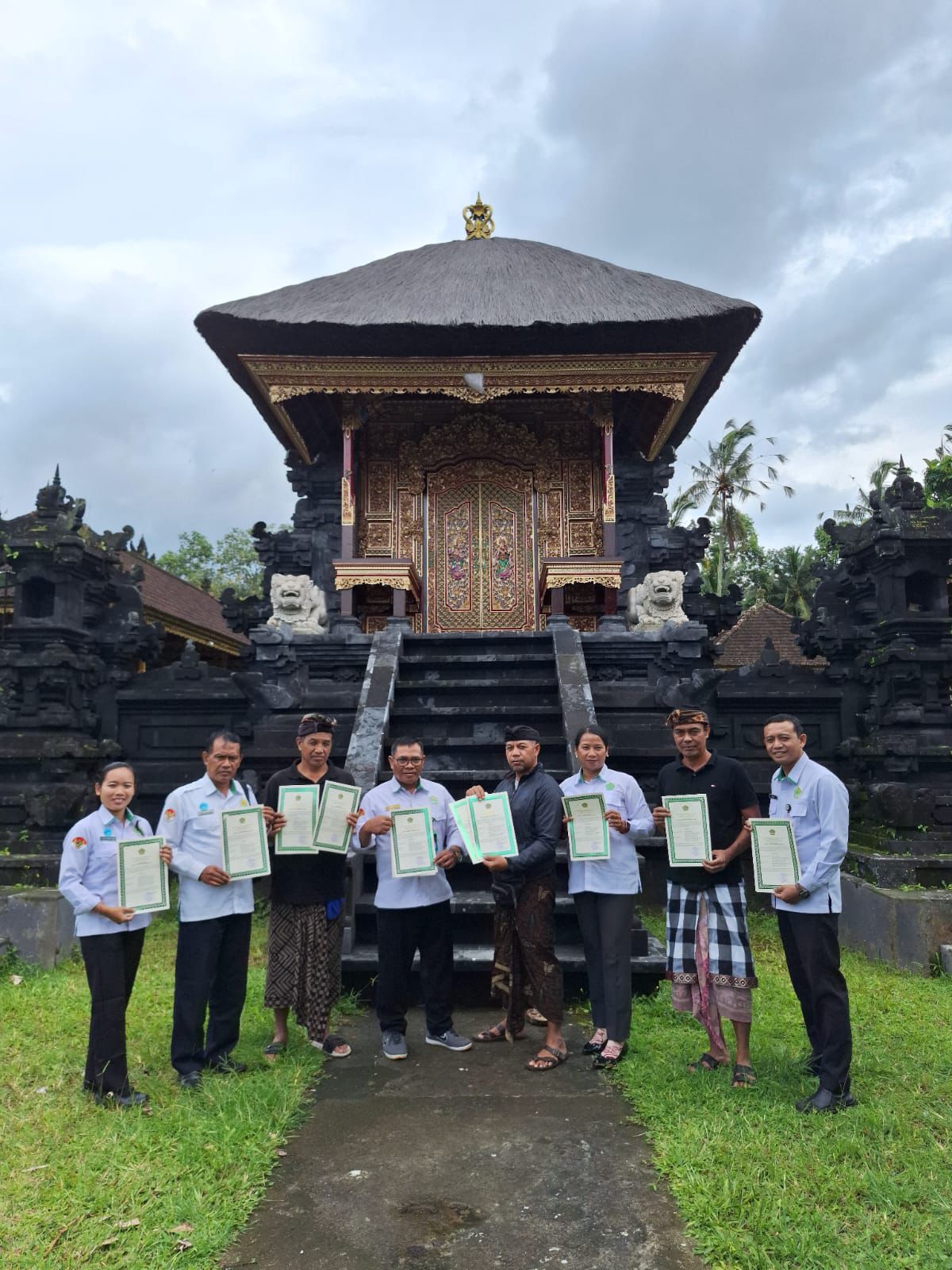 DISERAHKAN: Penyerahan Tanda Daftar Pura di Desa Adat Tengipis, Desa Buahan Kaja, Kecamatan Payangan.