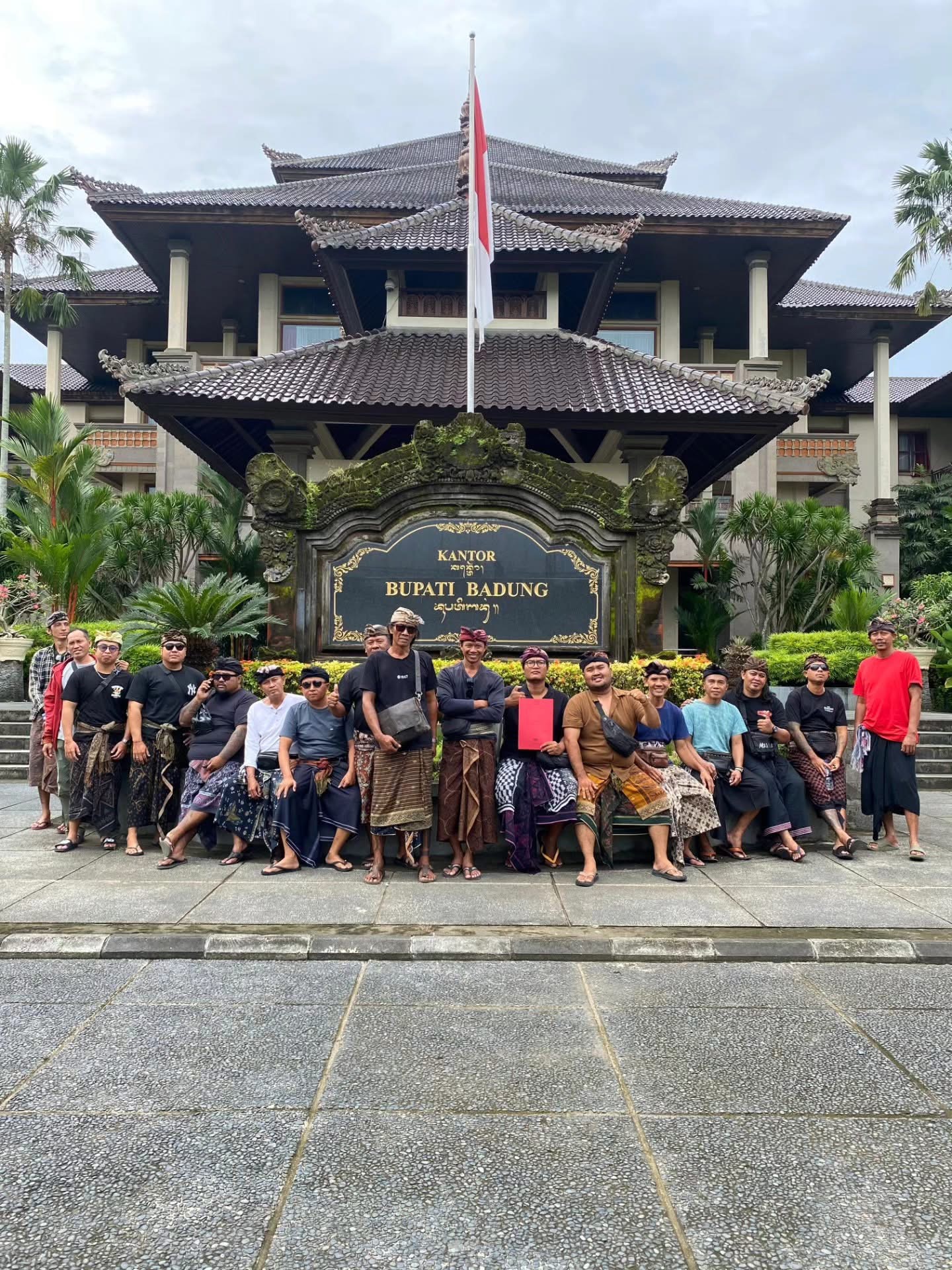 Sejumlah warga Banjar Taman, Kelurahan Kerobokan Kelod, Kura Utara saat menyampaikan surat permintaan evaluasi perubahan arus lalu lintas, Senin (12/1).