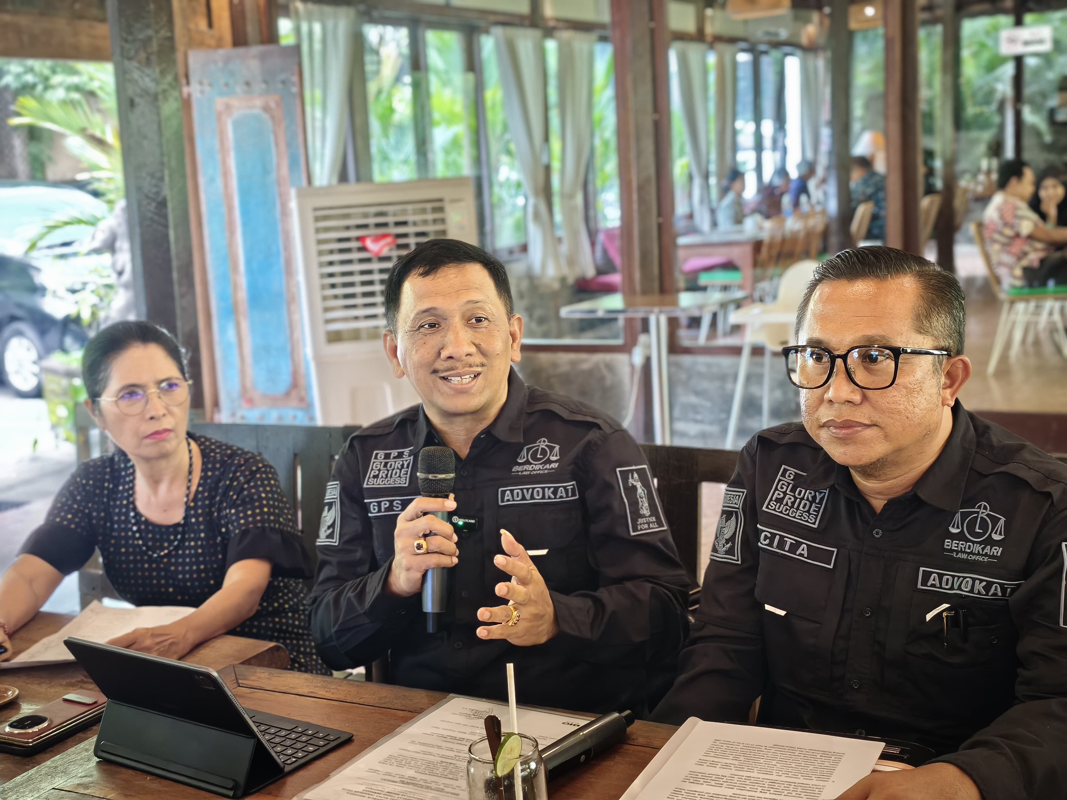 Tim Kuasa Hukum Made Daging dari Berdikari Law Office yang dikomandoi Gede Pasek Suardika. (Bali Express/I Gede Paramasutha)