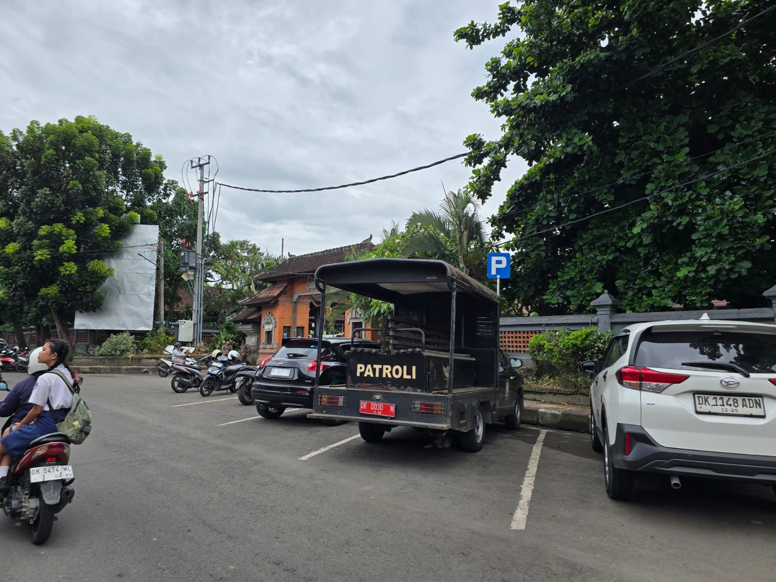 Satpol PP Klungkung melakukan pengawasan di kawasan terminal Klungkung.